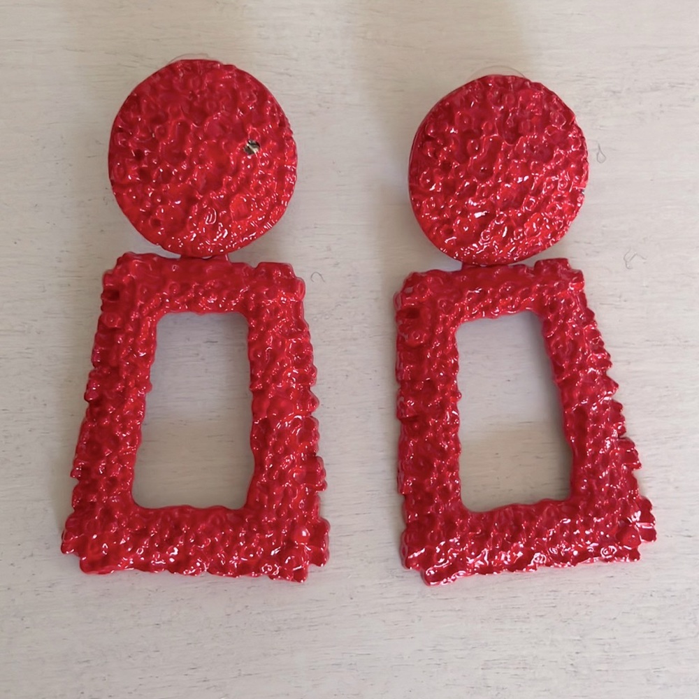 Statement earring.